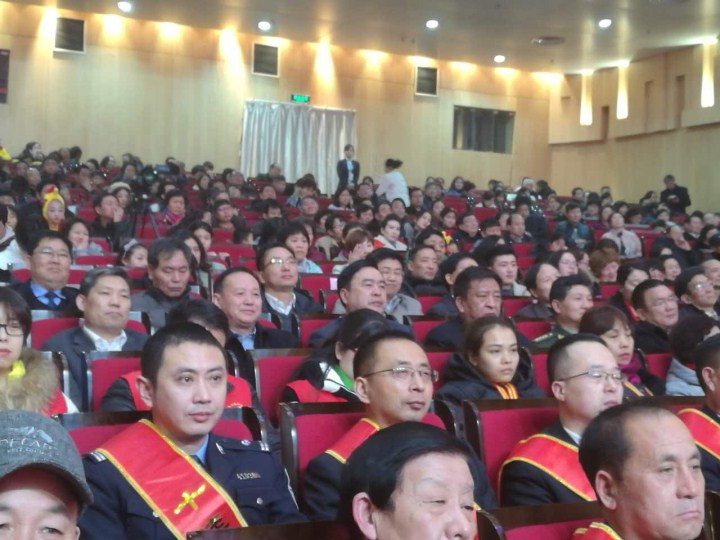 2-趙振元同志與袁三軍市委書記、市人大主任李明楨、市政協(xié)主席談得勝、駐鞏義部隊首長等一起觀看晚會.jpg